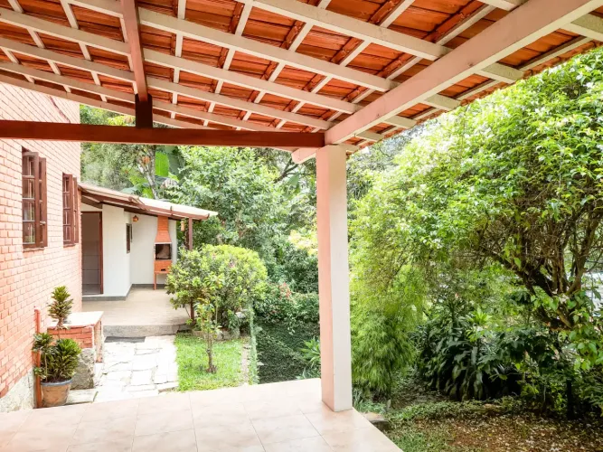 Excelente casa linear em área nobre de Itaipava.