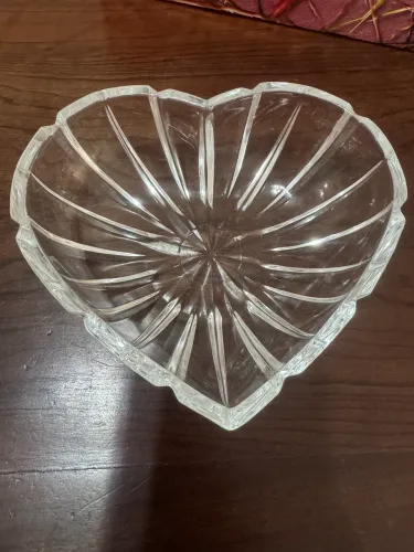 Tijela ou bomboniere de vidro lapidado vintage em formato de coração.