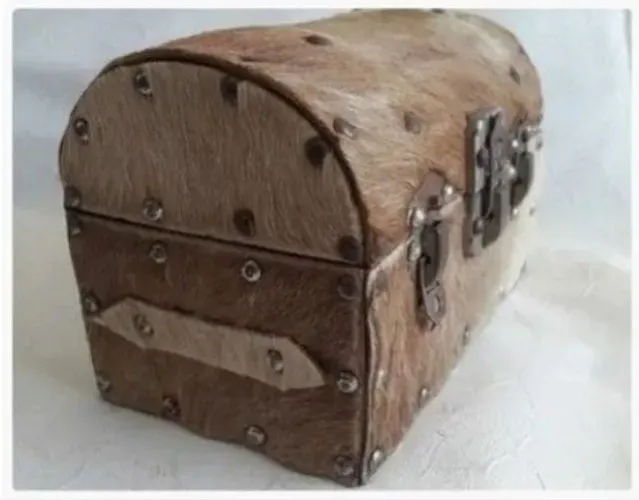 baú porta jóias de madeira antigo forrado com pelo