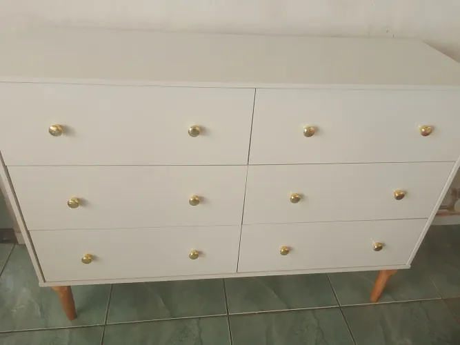 vendo esta cômoda semi-nova