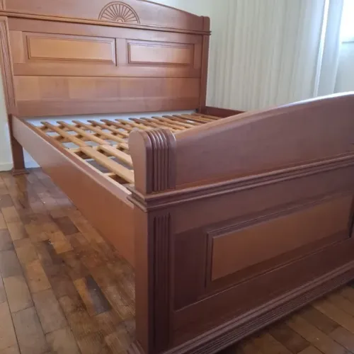 CAMA QUEEN SIZE EM MADEIRA MACIÇA - SEM COLCHÃO