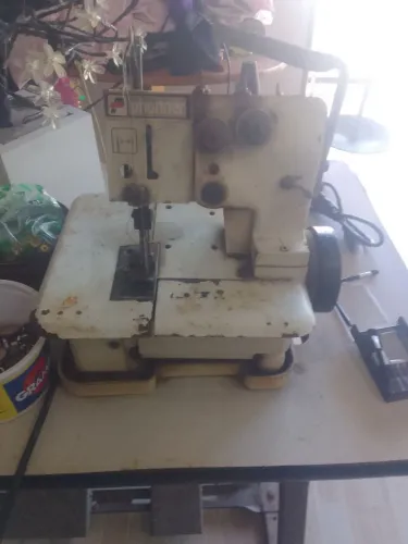 máquinas de costuras funcionando