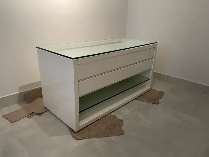Aparador / Balcão Expositor Laqueado com Tampo de Vidro