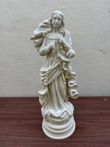 Estátua de resina quebra ao meio , precisa colar .