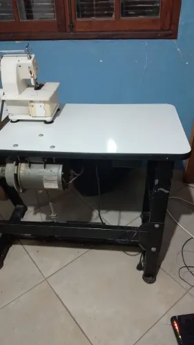 Máquina de costura Sansei com mesa