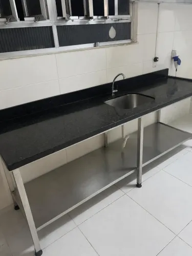 Bancada em aço inoxidável com 1 Cuba grande e mármore em granito verde Ubatuba