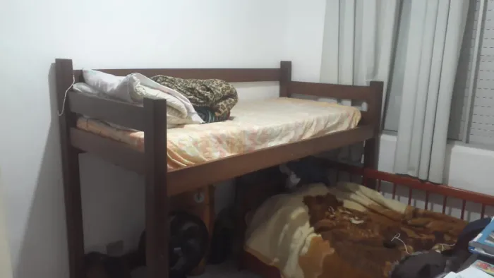 Cama alta de madeira Embuia 