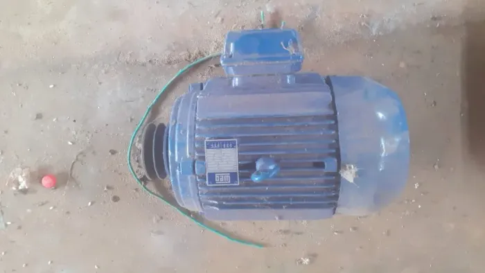 Motor elétrico Weg trifásico de 20 CV.