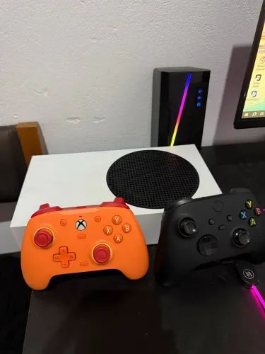 Xbox séries s 512SSD com 2 controles garantia 3 meses aceito cartão