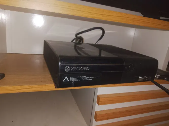 Vendo Xbox 360  vai com kitnet , e mais de mil jogos