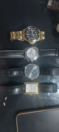 Lote 4 relogis originais Michael kross,  ck, Ferrari e techinos 