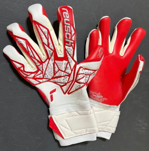 LUVAS DE GOLEIRO (ler anúncio)