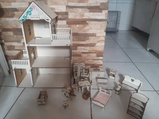 Casa de bonecas em MDF
