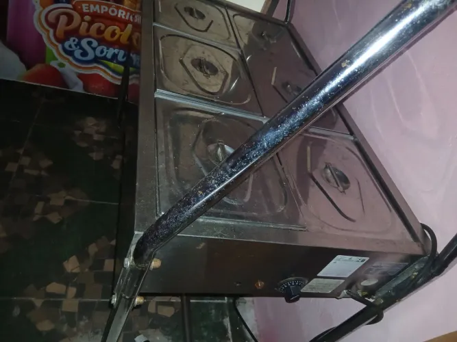 Vende se uma frizer de sorvetes e um self-service