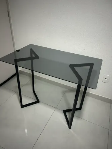 Mesa de Vidro Fumê com Estrutura Preta - Moderna e Elegante