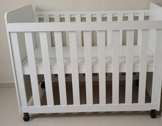 Berço branco com rodinhas