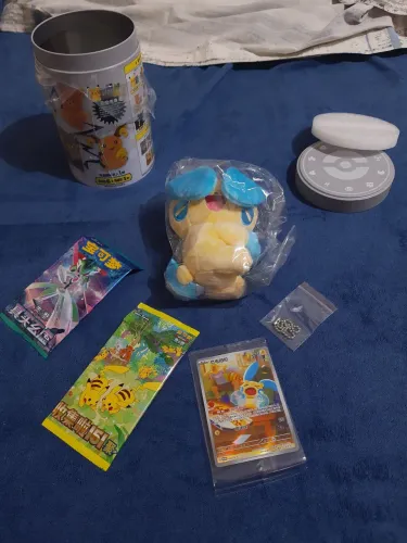 Cartas pokémon + pelúcia + lata