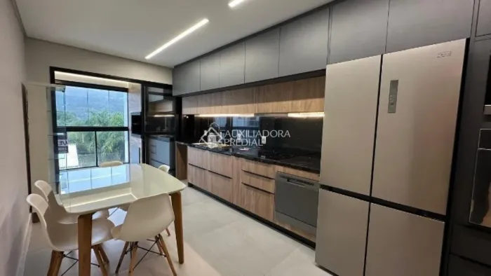 Apartamento de alto padrão com 3 suítes a apenas 80 metros do mar em Palmas - Governador C