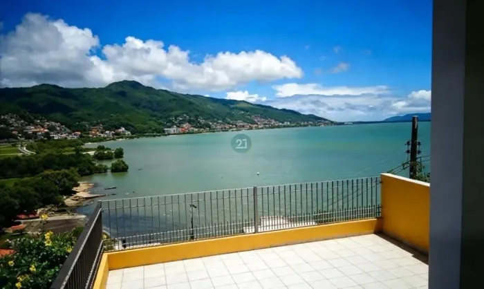 Alugo casa com vista para o mar, com 05 quartos, em amplo terreno de 1850m² no Saco dos Li
