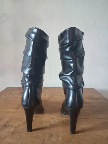 Botas pretas modelo slouch salto fino