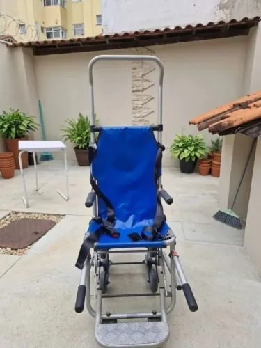 Cadeira de Rodas Escaladora para Subir e Descer Escadas