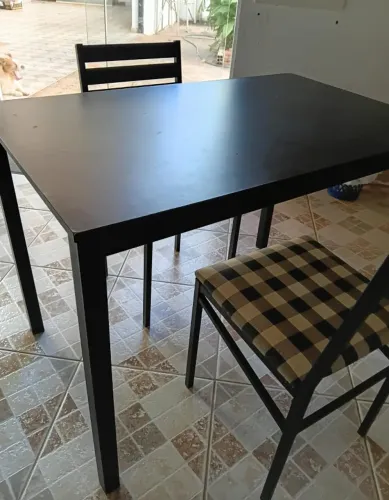 Mesa de jantar retangular em aço