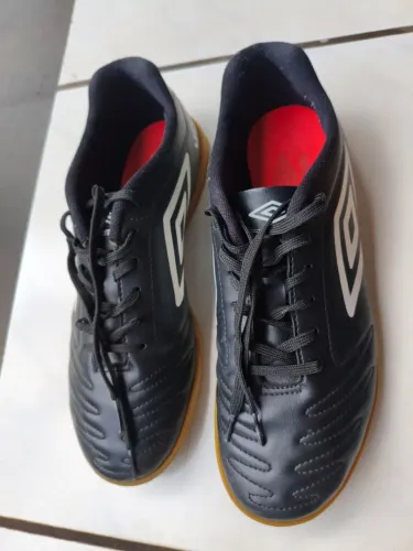 Chuteira de futsal umbro tamanho 43 R$120,00 negociável 