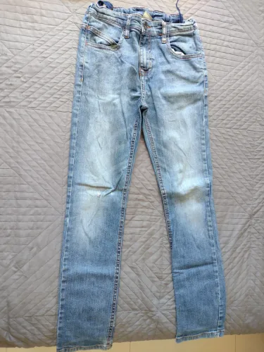Calça jeans infantil Zara pequeno furo no joelho