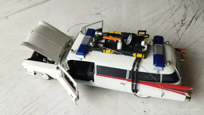 Miniatura Cadillac Ecto 1 escala 1.21