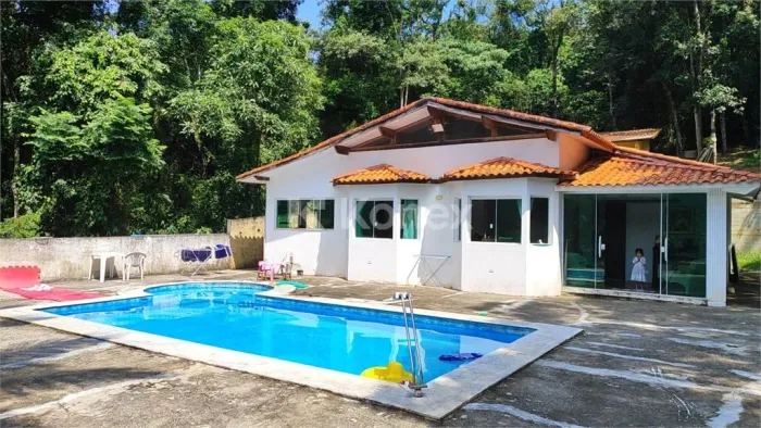 CASA EM CONDOMÍNIO FECHADO