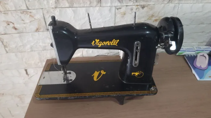 VENDO MÁQUINA COSTURA VIGORELLI, ASSISTÊNCIA TÉCNICA DE TRÊS MESES.
