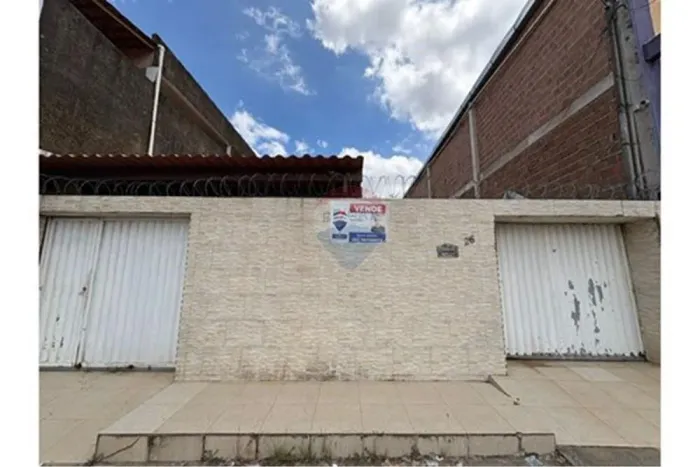 Casa no Antares em frente a Churrascaria Carro de Boi