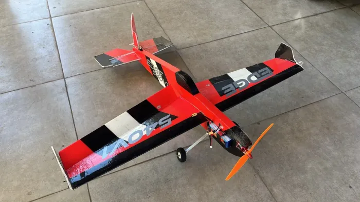 Vendo aeromodelos Edge 540 completo sem radio, com bateria o genes ace nova.