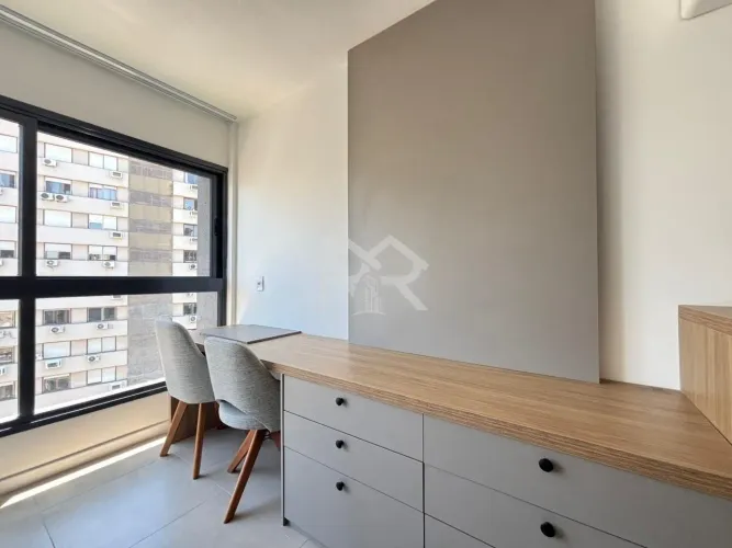 Apartamento loft mobiliado para alugar no bairro Bom Fim em Porto Alegre.