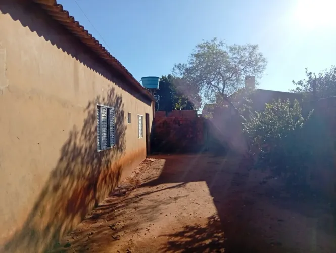 Casa na Av principal do bairro São Conrado com dois quartos e amplo quintal.