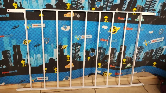 Grade de ferro pintada na cor branco..nas medidas 79cm/59cm..