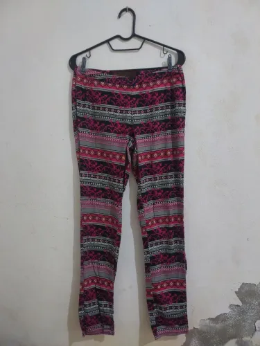 Calça Cigarrete Estampada Étnica Rosa e Preta - Marisa - Tamanho 36<br>