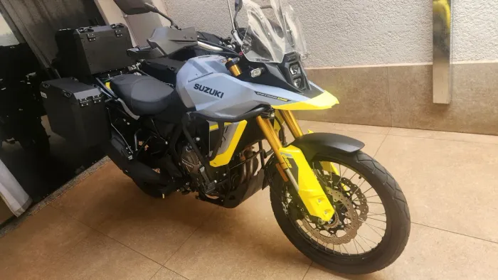 V-STROM 800 DE 2025 COM 8900 KM