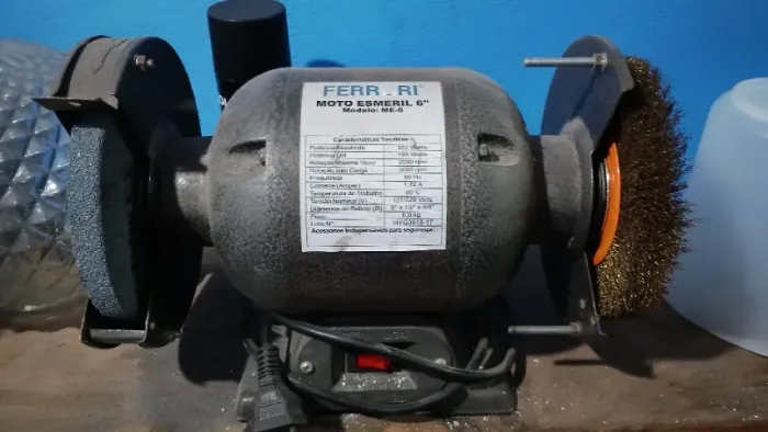 Esmeril Ferrari bivolt 110 - 220v funcionando perfeitamente semi novo 