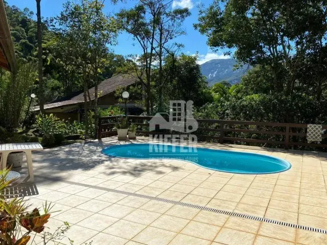 Araras  Casa ampla com 4 suítes, sala de cinema e paisagismo
