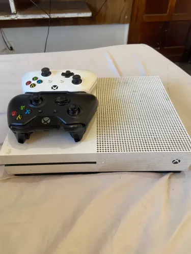 Xbox one S 2 controle 1 TB ACOMPANHA JOGOS 1200