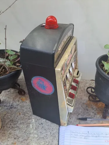 Cofre temático, funciona a pilha 