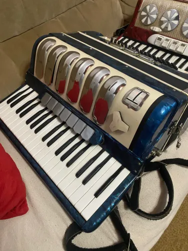 Acordeon Sonelli antigo 80 baixos azul funcionando