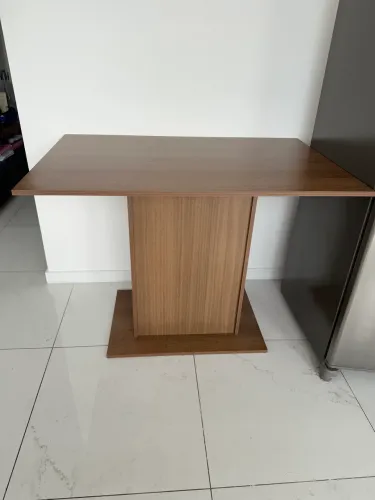Mesa de madeira nova