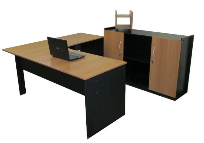 Mesa com armário para escritório, home office, sala do diretor etc