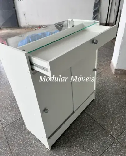 Balcão Vitrine com Vidro Superior, Gaveta e Portas em MDF