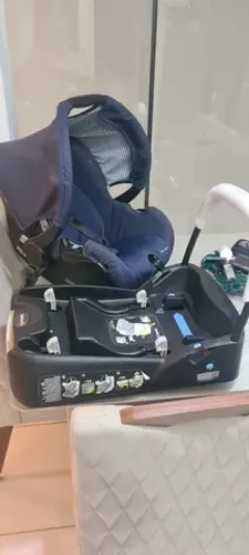 Bebê conforto com suporte Safety 1st.