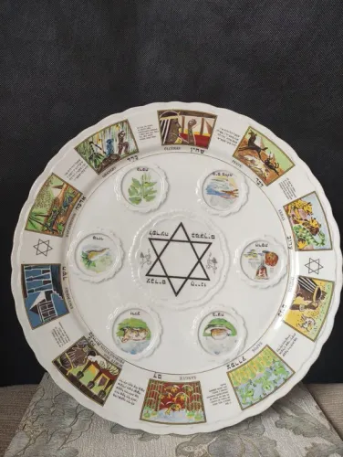 Prato Decorativo em Porcelana - 40 cm (As 10 Pragas do Egito - Português e Hebraico)<br>