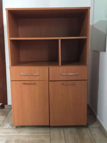 Estante com 2 portas e 2 gavetas