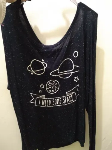 Blusa preta de manga longa.